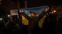 Warga Ukraina berkumpul di Kyiv tengah untuk merayakan perebutan kembali Kota Kherson, Ukraina, Jumat, 11 November 2022 setelah pasukan Rusia mundur. (AP Photo/Bernat Armangue)