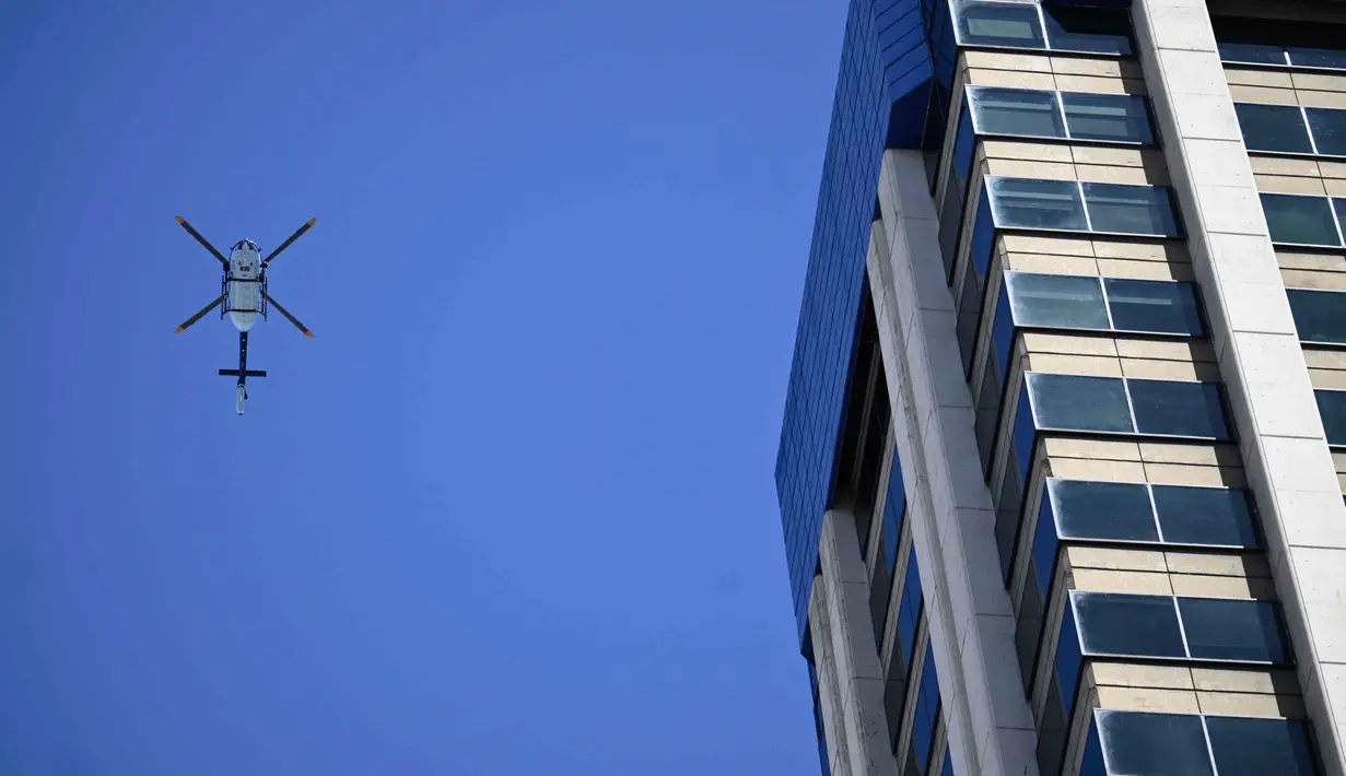 Polisi menutup jalan-jalan di sekitar Kedutaan Besar Israel, yang terletak di Avenida de Mayo, dua blok dari Plaza de Mayo, dan sebuah helikopter polisi terbang di atas area tersebut. (Luis ROBAYO / AFP)