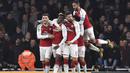Para pemain Arsenal merayakan gol Danny Welbeck saat melawan West Ham  pada laga Piala Liga Inggris di Emirates Stadium, London, (19/12/2017). Arsenal menang 1-0. (AFP/Ben Stansall)