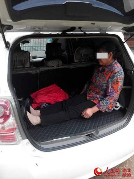 Kepada polisi ibu ini mengatakan jika duduk di bagasi tidak nyaman dan sesak | Photo: Copyright shanghaiist.com