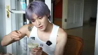Taeyong NCT minum es cendol yang disajikan Nagita Slavina. Tampak member NCT 127 itu suka sekali cendol. (Foto: Tangkapan Layar YouTube Rans Entertainment)