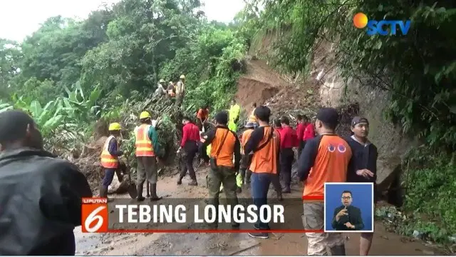 Tebing longsor di Kecamatan Pupuan, Tabanan, Bali, menutup jalan penghubung Tababan-Buleleng.