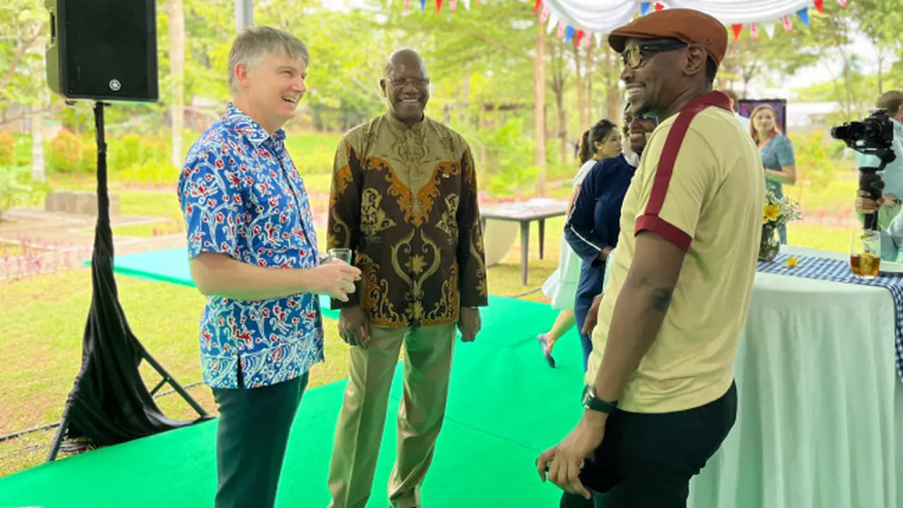 Duta Besar Inggris untuk Indonesia Owen Jenkins di British Embassy Jakarta untuk merayakan proses penobatan Raja Charles III dan Ratu Camilla pada Sabtu, 6 Mei 2023. (British Embassy Jakarta)