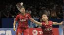 Pasangan Indonesia, Greysia Polii/Apriani Rahayu, kalah dari pasangan pasangan Korea, Lee So-hee/Chang Ye-na pada laga Indonesia Open 2017 di JCC, Kamis, (15/6/2017). Pasangan Indonesia  takluk 18-21, 14-21. (Bola.com/M Iqbal Ichsan)