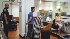 Shia LaBeouf (tengah) menjalani pemeriksaan di Midtown Community Court di New York, Jumat (27/6/14).(REUTERS/Anthony DelMundo)