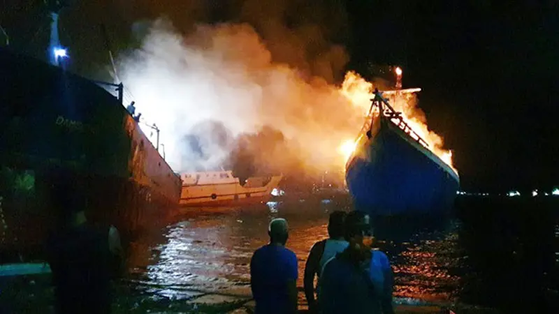 Kapal Layar Motor (KLM) Kasih Setia 01 GT 336 milik Jeffry Theno, terbakar di sekitar PT Pathemaang Dock Yard Tandurusa, Kelurahan Aertembaga, Kota Bitung.