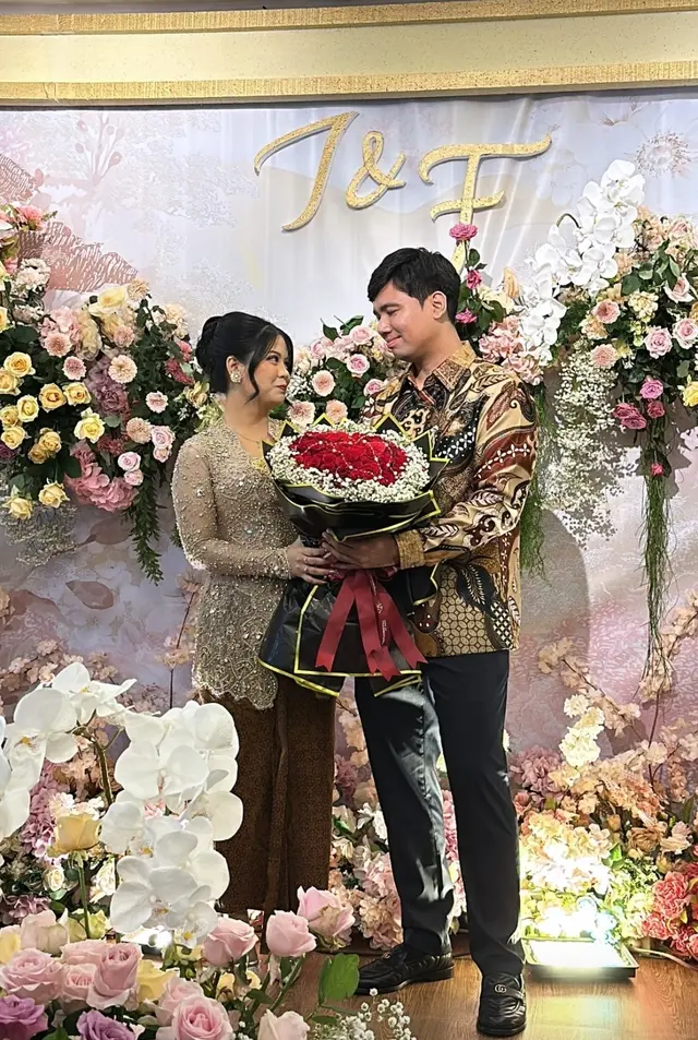 7 Momen lamaran Frans Faisal kakak Fuji dan Indah Tri Pertiwi