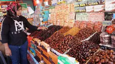 Pedagang kurma menata barang dagangannya di Pasar Tanah Abang, Jakarta, Kamis (2/5). Menjelang bulan Ramadan, permintaan buah kurma meningkat dua kali lipat dibanding hari biasa. (Liputan6.com/JohanTallo)