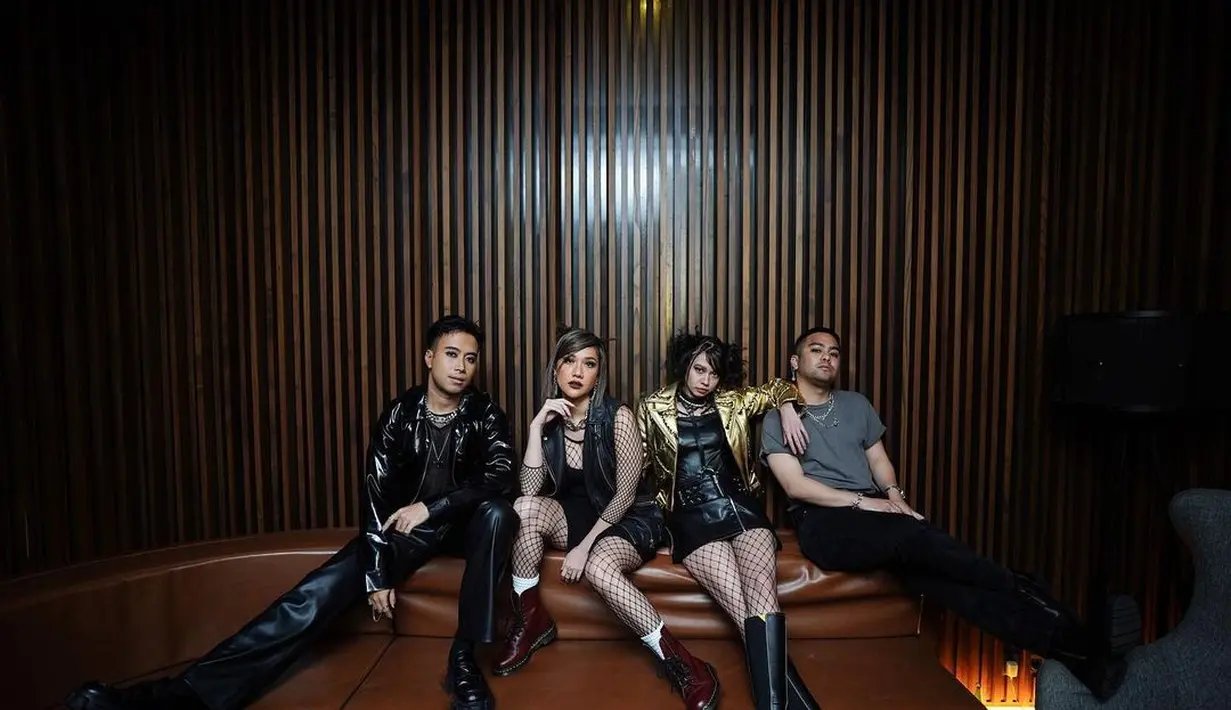 Yang khas dari gaya emo adalah pakaian ketat, legging atau stoking, dan aksesori seperti rantai, sepatu boots, dan gaya rambutnya sendiri. (Foto: Instagram @ranggazlaksmana)