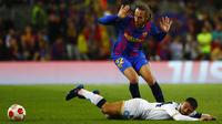 Pemain Barcelona Oscar Mingueza (atas) berebut bola dengan pemain Napoli Lorenzo Insigne pada pertandingan sepak bola Liga Europa di Barcelona, Spanyol, 17 Februari 2022. Pertandingan berakhir dengan skor 1-1. (AP Photo/Joan Monfort)
