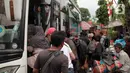 Sejumlah calon penumpang menaiki bus antar kota di terminal Kalideres Jakarta, Kamis  (22/12/2022).  Kepala Dinas Perhubungan (Kadishub) DKI Jakarta, Syafrin Liputo menyebutkan,  Jelang Natal dan Tahun Baru penumpang bus antarkota antarprovinsi (AKAP) di Terminal Kalideres mengalami lonjakan hingga 100 persen. (Liputan6.com/Johan Tallo)
