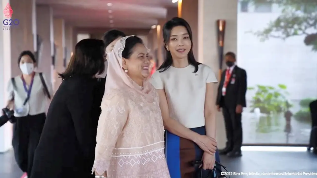 Viral, Ini 7 Potret Ibu Negara Korea Selatan yang Tampil Awet Muda di Usia 50 Tahun