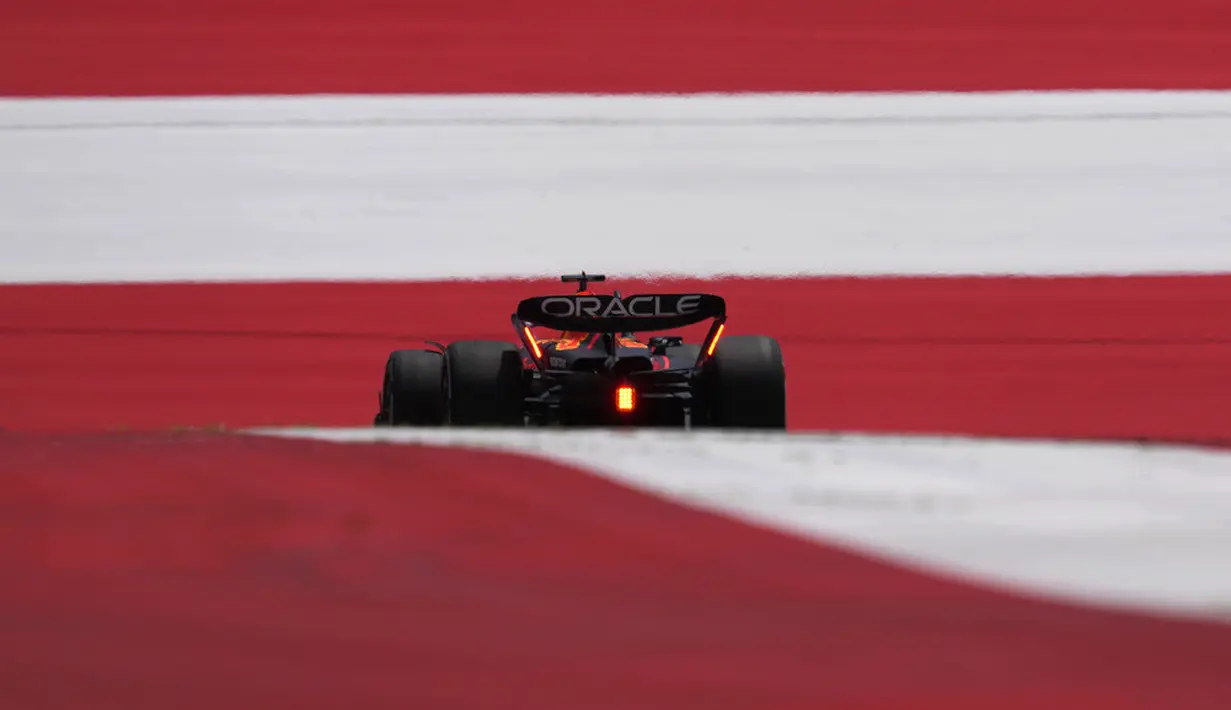 <p>Verstappen sudah mendominasi kualifikasi F1 GP Austria 2023 sejak Q1. Verstappen unggul 0,206 detik dari Leclerc yang menguntitnya di posisi kedua. Verstappen kemudian sukses mempertajam catatan waktunya di akhir Q3. (AP Photo/Darko Vojinovic)</p>
