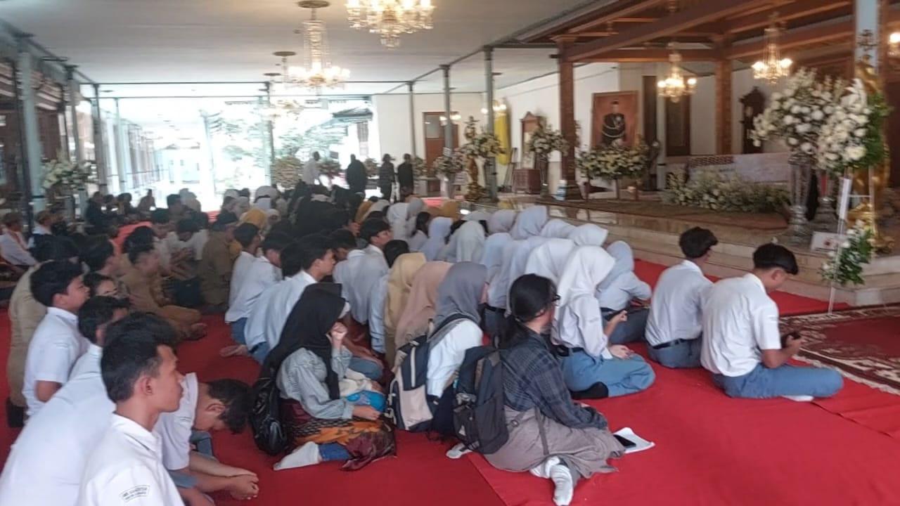 Para pelayat d Keraton Surakarta