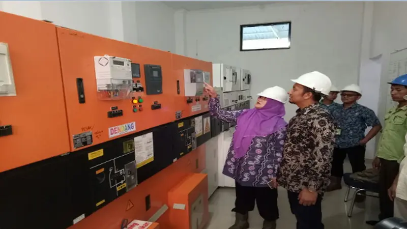 General Manager PLN Wilayah Babel Susiana Mutia meninjau Pembangkit Listrik Tenaga Biogas dengan kapasitas 1,8 MW milik PT Austindo Nusantara Jaya di Belitung, Jumat (31/3/2017)