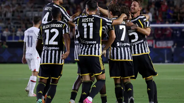 Pemain Juventus merayakan gol