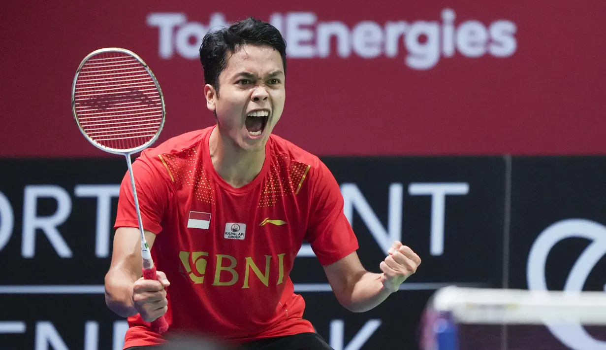 Selebrasi atlet bulutangkis tunggal putra Indonesia, Anthony Ginting usai mengalahkan wakil China dalam final Piala Thomas 2020 yang berlangsung di Denmark, Minggu (17/10/2021). (AFP/Ritzau Scanpix/Claus Fisker)