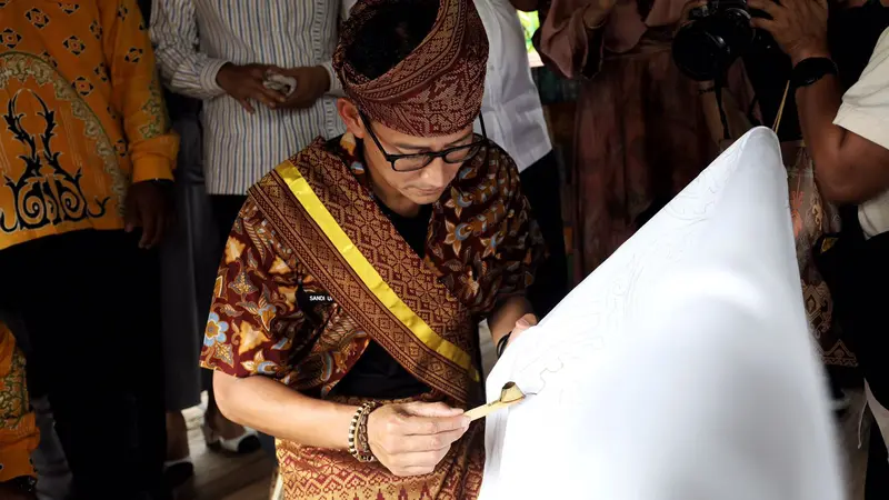 Sandiaga Uno membatik di Rumah Adat Puri Melayu Tebing Tinggi. (Istimewa).