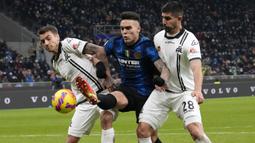 Inter Milan berhasil menang dua gol tanpa balas saat menjamu Spezia di pekan ke-15 Liga Italia 2021/2022 yang berlangsung di Stadion Giuseppe Meazza, Kamis (02/12/2021) dini hari WIB. Gol diciptakan oleh Roberto Gagliardini (36') dan Lautaro Martinez (tengah) (58'). (AP/Luca Bruno)