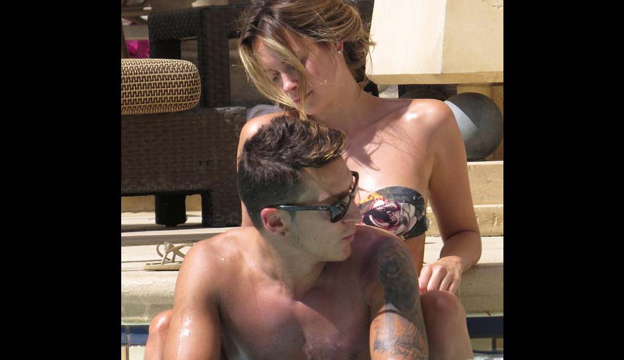 Pemain Arsenal Mesut Ozil saat bersama pacarnya Mandy Capristo saat liburan di Las Vegas (Dailymail)