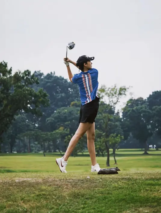 Anya Geraldine saat mengayunkan tongkatnya. Ia berhasil tampil menawan meski sedang serius bermain golf. Foto tersebut meraih ratusan ribu like dalam kurun waktu kurang dari 24 jam. (Instagram/anyageraldine)