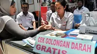  Petugas medis mengambil contoh darah seorang pengunjung untuk diperiksa dan ditentukan golongan darahnya, pada pameran alat kesehatan &quot;Cental Java Health Expo&quot; di Semarang, Jateng. (Antara)