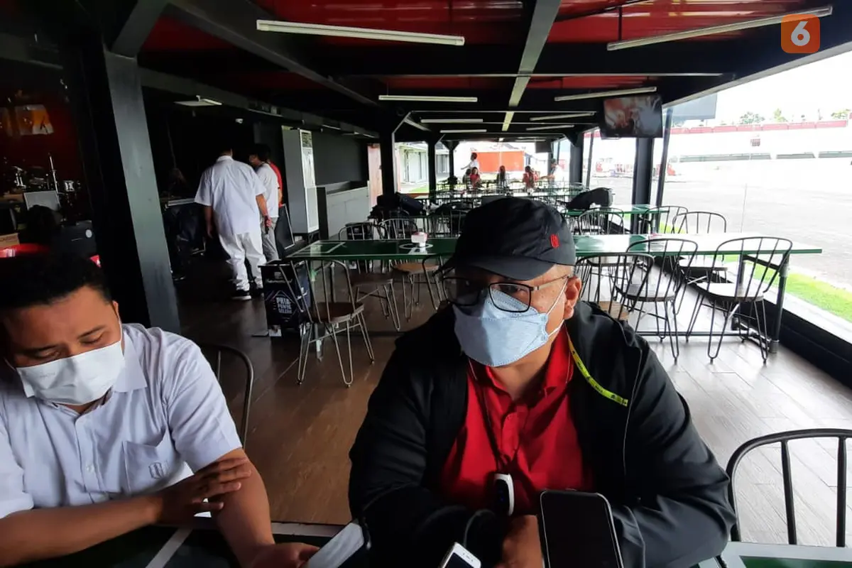 Yabes Tanuri, Ceo Bali United (topi hitam) bersama Media Officier, Alexandre