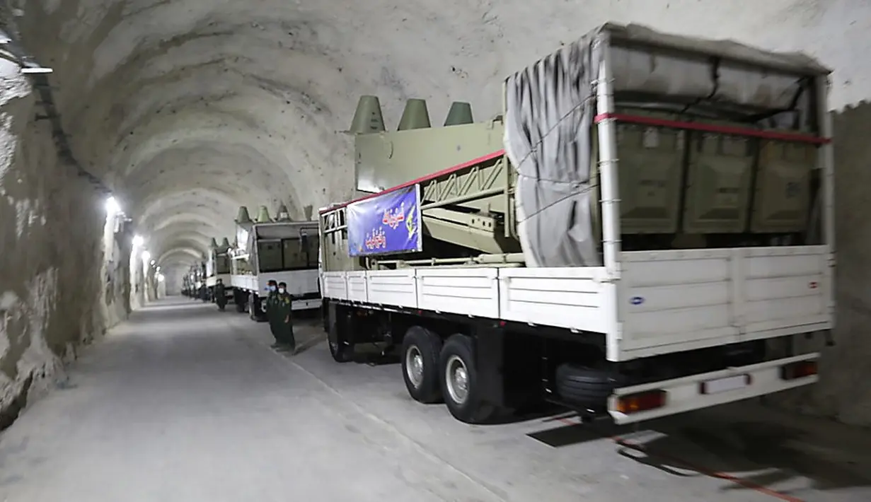 Deretan truk yang membawa rudal antikapal terparkir selama peresmian pangkalan rudal bawah tanah di Teluk Persia, Iran, 8 Januari 2021. Pangkalan rahasia tersebut terletak di suatu tempat di Provinsi Hormozgan. (SEPAHNEWS/AFP)