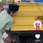 Momen Gus Iqdam dorung truk mogok (tangkap layar tik tok)