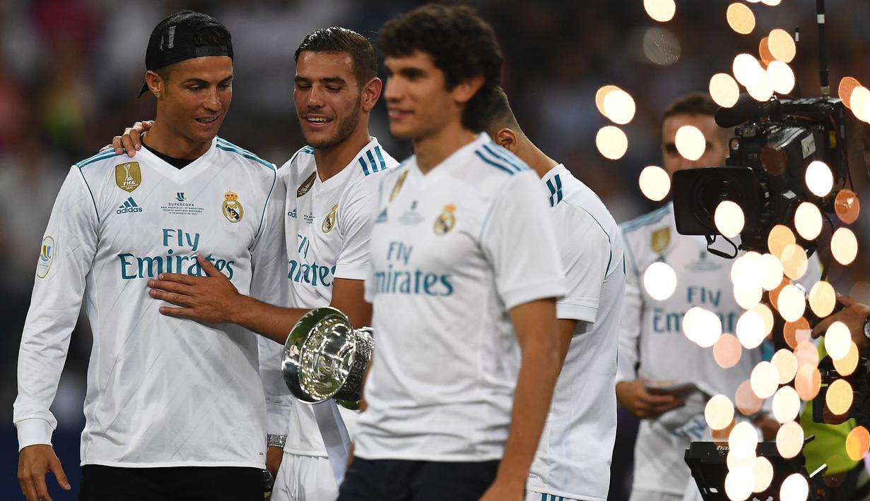 Cristiano Ronaldo (kiri) merayakan keberhasilan timnya meraih trofi Piala Super Spanyol 2017 bersama rekannya di Santiago Bernabeu stadium, Madrid, (16/8/2017). Real menang agregat 5-1. (AFP/Gabriel Bouys)