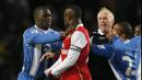 William Gallas yang baru semusim membela Arsenal ditunjuk pelatih untuk menjadi kapten tim. Jabatan Gallas hanya bertahan satu tahun karena pada pertengahan musim 2008/2009 ia dicopot akibat perilaku buruk. (AFP/Glyn Kirk)