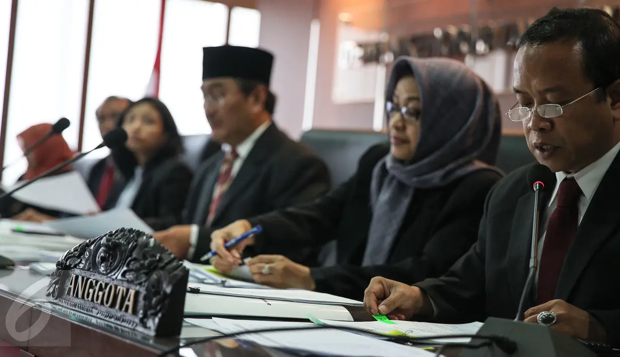 Dewan Kehormatan Penyelenggara Pemilu (DKPP) menggelar sidang terkait pilkada, Jakarta, Rabu (2/12/2015). Sidang tersebut berisi pembacaan dua belas putusan DKPP terkait pilkada. (Liputan6.com/Faizal Fanani)