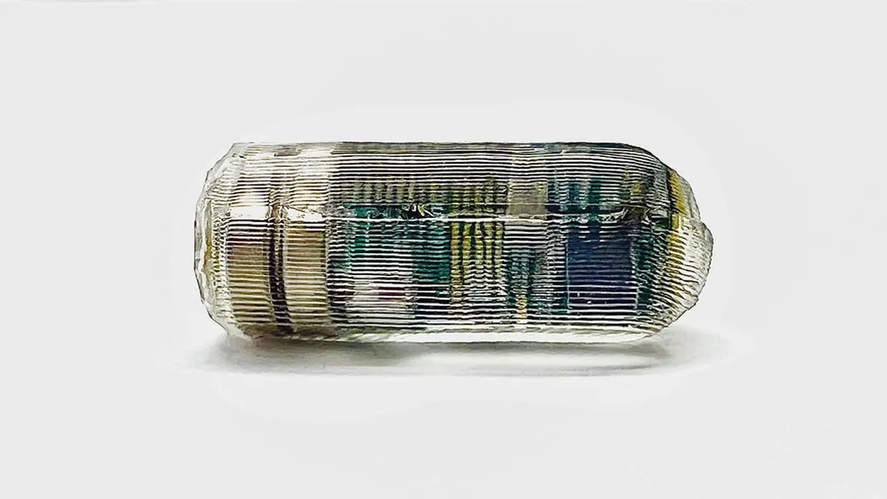 Para insinyur dari Massachusetts Institute of Technology (MIT) dan Caltech telah mengembangkan sebuah sensor kecil yang dapat dipantau saat bergerak melalui saluran pencernaan. Kredit: Tim Peneliti