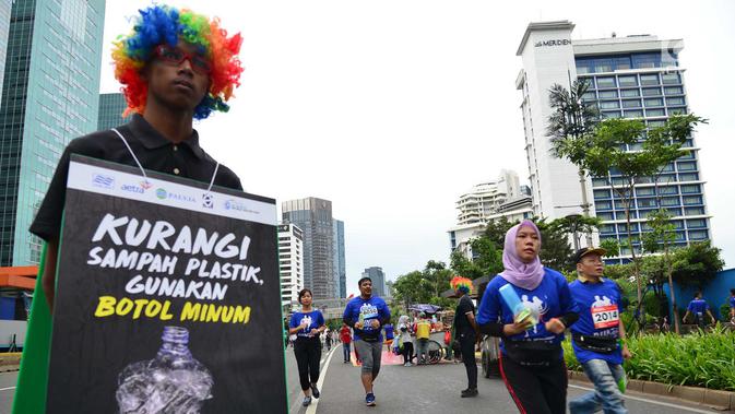 Peserta Water Run mengikuti lomba lari saat memperingati Hari Air Sedunia di area car free day, Jakarta, Minggu (24/3). Momentum peringatan Hari Air Sedunia tersebut bertujuan mengkampanyekan 