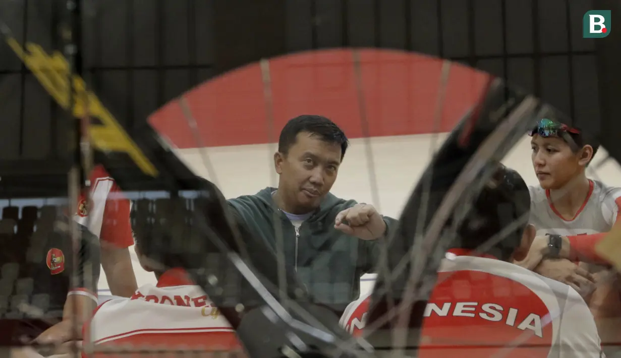 Menpora RI, Imam Nahrawi, memberi arahan kepada atlet saat meninjau venue balap sepeda di Jakarta Internasional Velodrome, Jakarta, Selasa (31/7/2018). Menpora berharap para atlet dapat berprestasi di Asian Games 2018. (Bola.com/M Iqbal Ichsan)