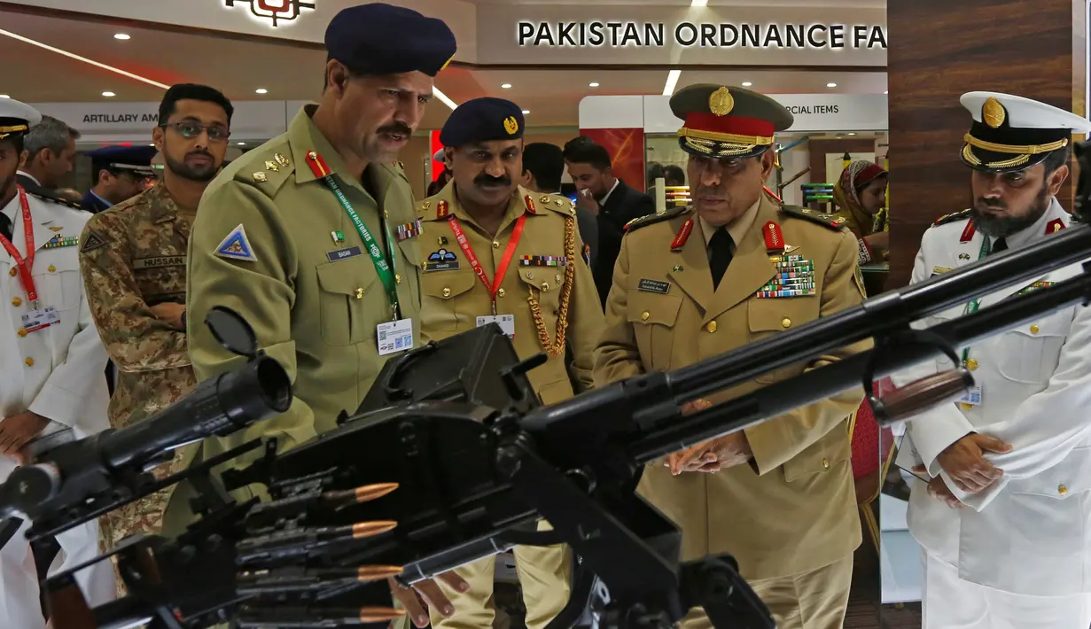 Delegasi dari negara-negara lain mendengarkan penjelasan tentang senjata alat tempur saat Pameran Pertahanan Internasional dan Seminar "IDEAS 2016" di Karachi, Pakistan (23/11). IDEAS sebuah pameran yang digelar dua tahun sekali. (Reuters/Akhtar Soomro)