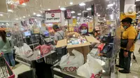 Kasir memasukan barang konsumen yang dibatasi dengan plastik di supermarket AEON Mall BSD City, Tangerang, Rabu (3/6/2020). Pembatasan tersebut dilakukan untuk memberikan jarak sosial dalam interaksi antara kasir dan konsumen selama pandemi Covid-19. (Liputan6.com/Fery Pradolo)