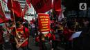 Dengan berbekal bendera, spanduk, dan poster berisi protes para peserta aksi memadati sebagian jalur jalan tersebut. (Liputan6.com/Johan Tallo)