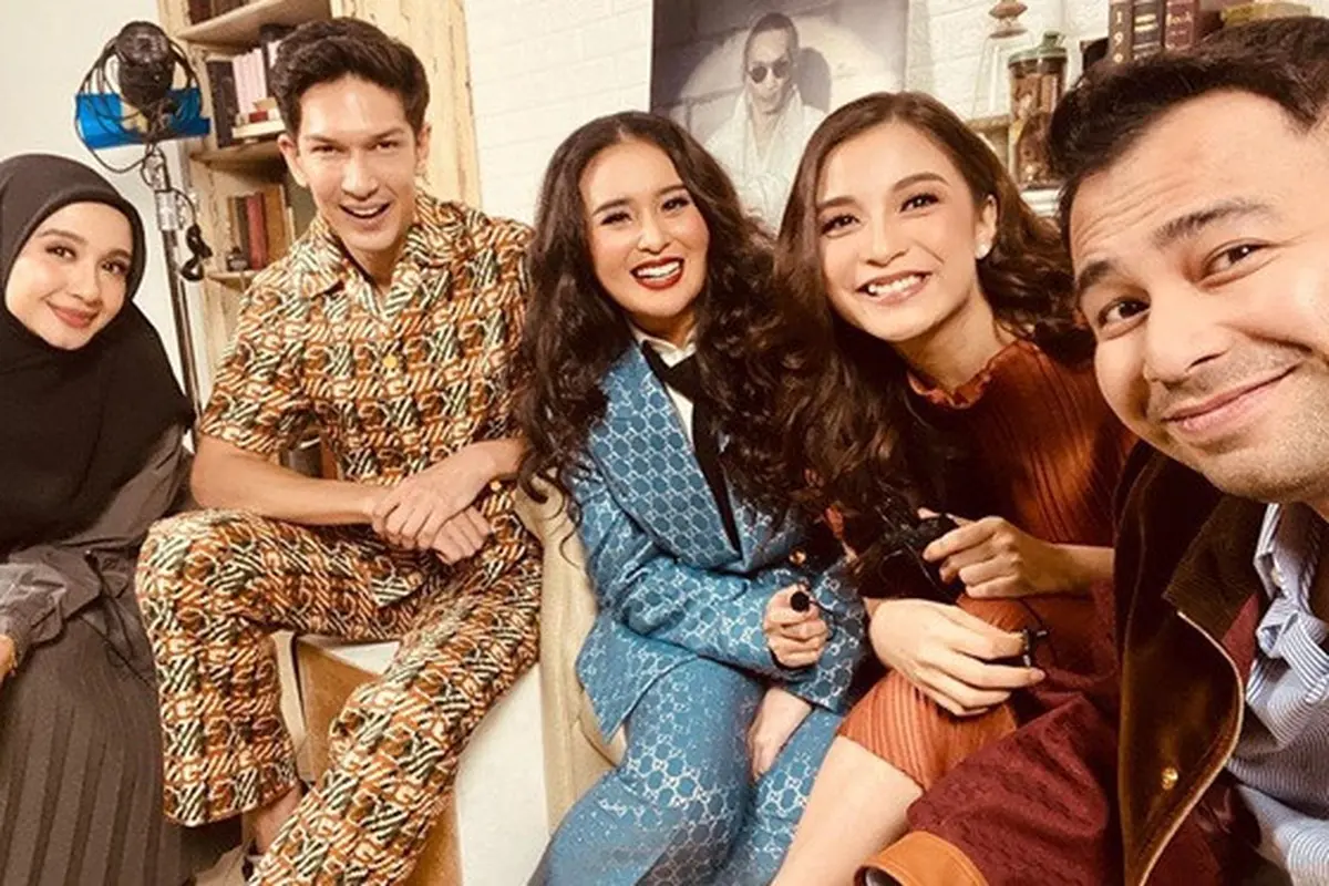 7 Momen Seru BBB dan Melly Goeslaw saat Pemotretan, Tetap Kompak