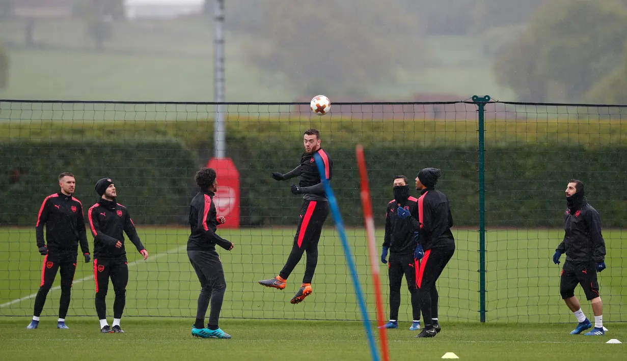 Para pemain Arsenal mengikuti sesi latihan jelang menghadapi wakil Spanyol, Atletico Madrid di London Colney, Inggris (2/5). Pada leg pertama Atletico Madrid bermain imbang 1-1 atas Arsenal di Emirates Stadium. (AFP Photo/Dennis Adrian)