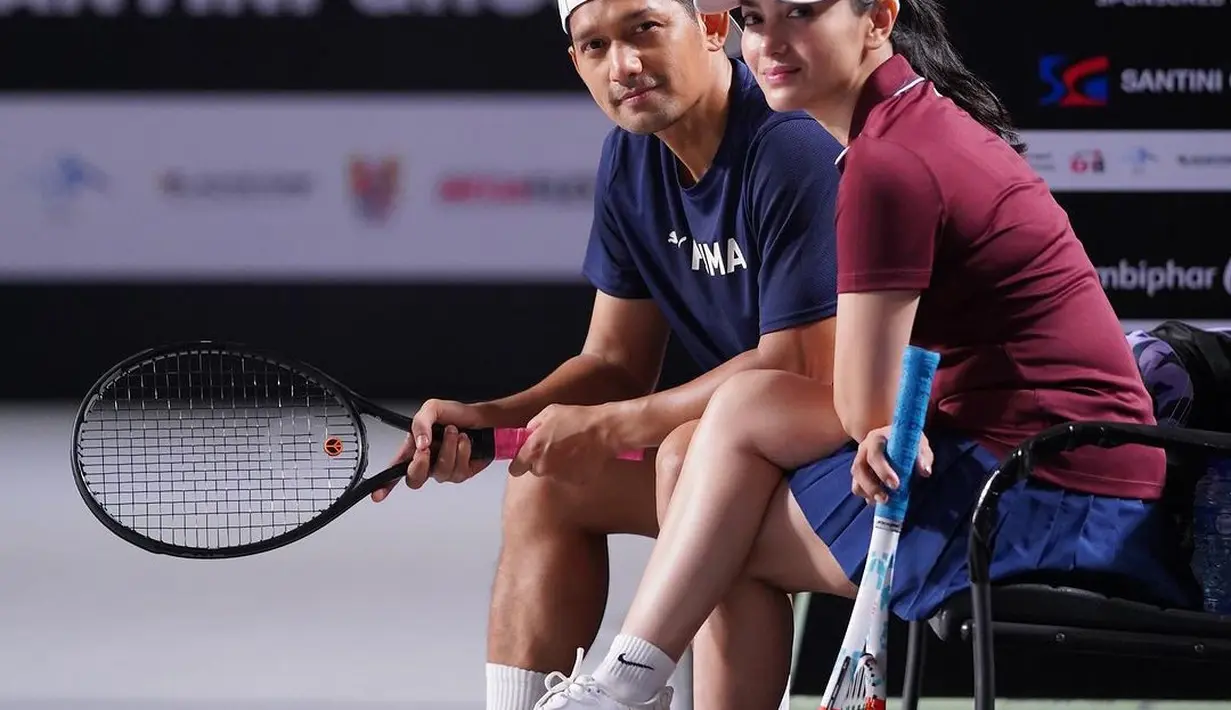 Sama seperti selebriti lainnya, Ibnu Jamil dan Ririn Ekawati turut menjajal olahraga tenis. [@ibnujamilo]