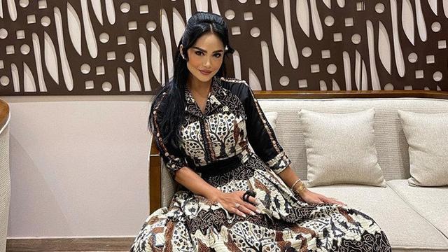 7 Gaya Busana Krisdayanti saat Pakai Batik, Tetap Elegan