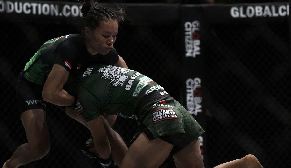 Petarung MMA asal Indonesia, Priscilla Lumban Gaol, saat melawan Bozhena Antoniyar pada laga ONE Championships: Dawn of Valor di Istora Senayan, Jakarta, Jumat (25/10). Priscilla menang atas Bozhena. (Bola.com/Yoppy Renato)