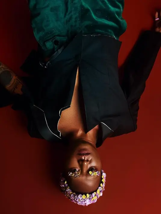 Uniknya, kali ini Reza Arap muncul dengan gaya yang berbeda. @ybrap.