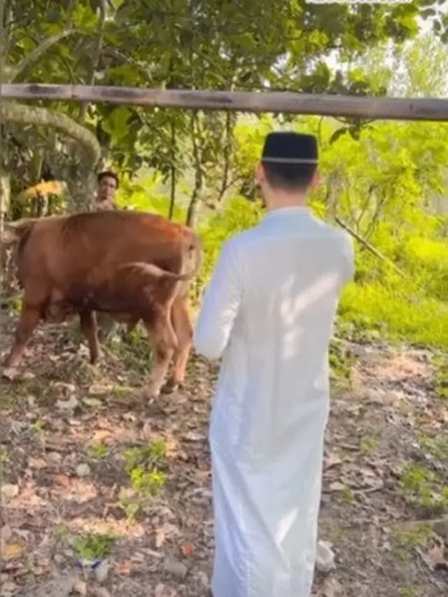 Potret Angga Wijaya Rayakan Idul Adha Perdana dengan Istri Baru, Curi Perhatian