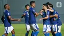 Para pemain Persib Bandung merayakan gol yang dicetak oleh Mark Klok ke gawang Barito Putera pada laga BRI Liga 1 di Stadion Indomilk Arena, Tangerang, Sabtu (4/9/2021). Persib Bandung menang tipis 1-0 lewat gol telat Marc Klok. (Bola.com/M Iqbal Ichsan)