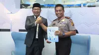 Wali Kota Bandung Ridwan Kamil (kiri) memberikan cenderamata kepada Kapolda Jabar Inspektur Jenderal Bambang Waskito selepas peninjauan Bandung Command Center di Pemkot Bandung, Jumat (5/8/2016)