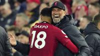 Pelatih Liverpool, Jurgen Klopp (kanan) merayakan kemenangan bersama pemainnya, Cody Gakpo saat laga pekan ke-26 Liga Inggris 2022/2023 melawan Manchester United di Anfield, Liverpool, Senin (06/03/2023) WIB. The Reds menang dengan skor fantastis, yaitu 7-0. (AP Photo/Jon Super)