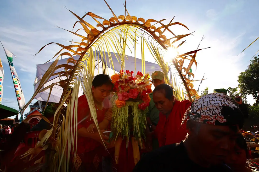 Pembagian Kembang Dharmo dan Ider Bumi menjadi penanda berakhirnya ritual adat Seblang warga Suku Osing. (/Dian Kurniawan)