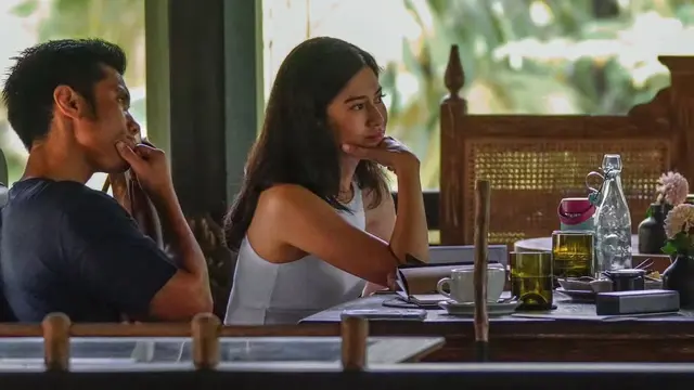 Dian Sastrowardoyo Liburan di Ubud, Bali pakai tank top putih. [@therealdisastr]